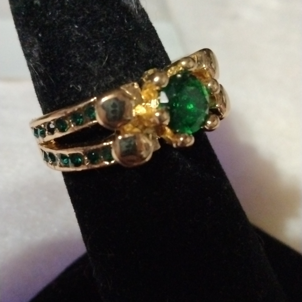 emerald colored ring size 6 gold tone (sku 673)